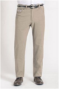 5-Pocket-Freizeithose aus Baumwolle mit Gürtel.